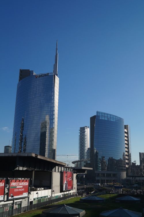 milan skyline skyscrapers