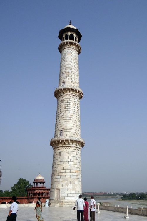 minaret taj mahal yamuna river