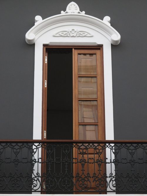 minimalism door building