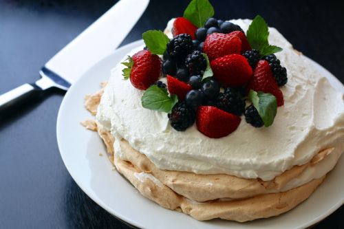 mixed berries pavlova pie