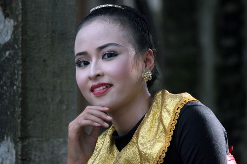 model traditional dance woman