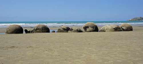 moeraki boulders huge balls beach