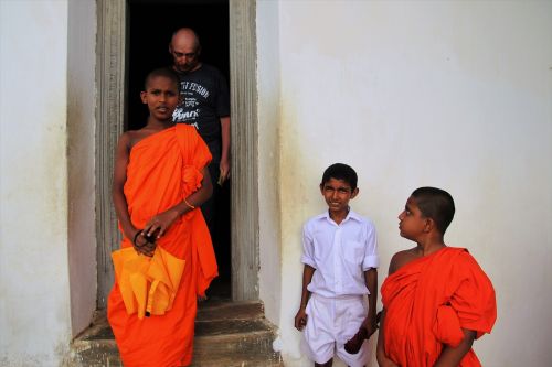 monk buddhist look