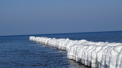 monolithic part of the waters  sea  nature