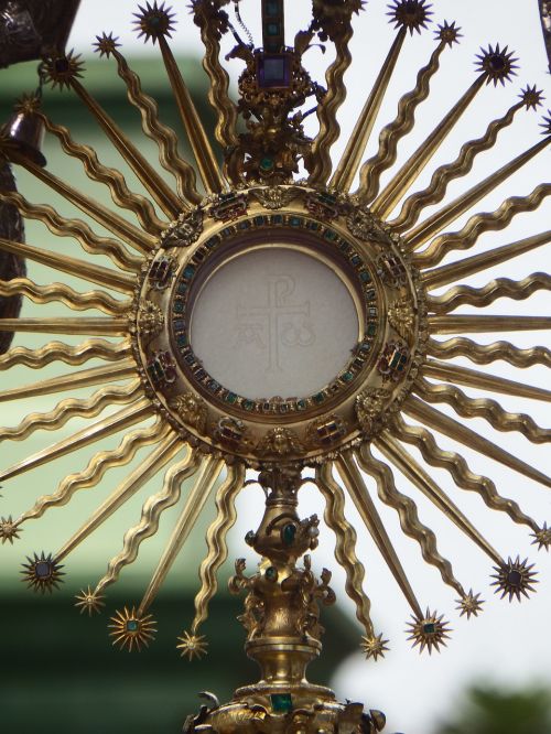 monstrance eucharist communion