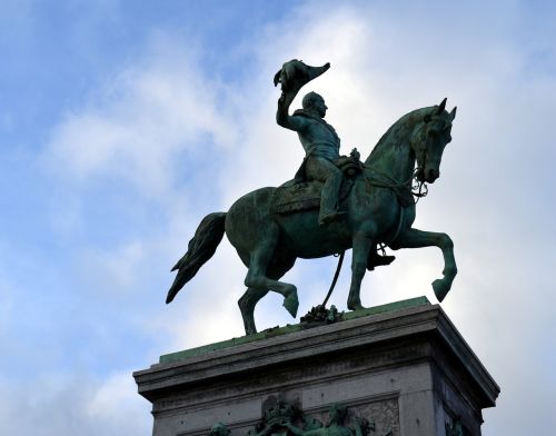 monument statue horse