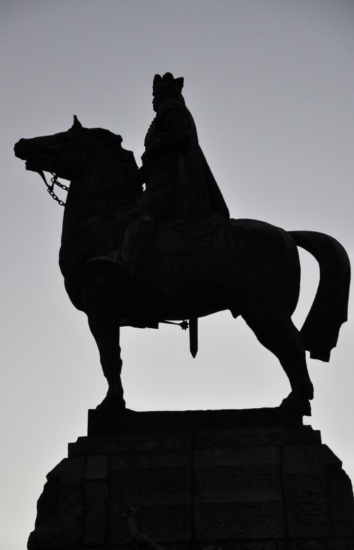 monument king the horse