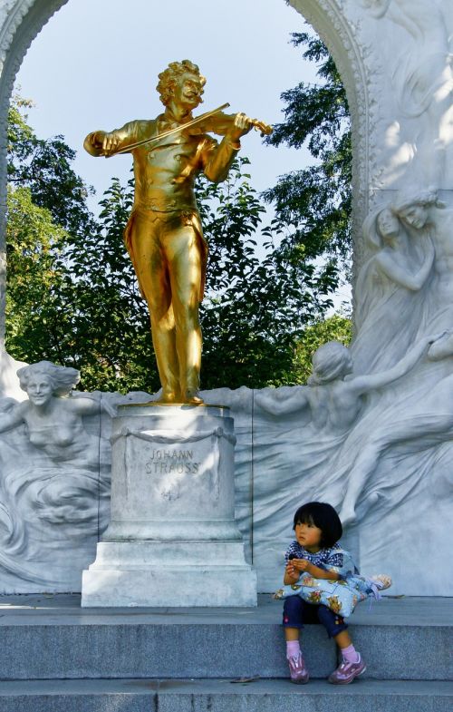 monument golden statue