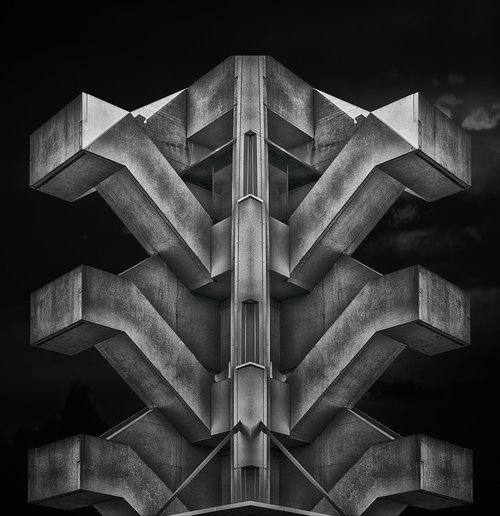 monument  mirroded  concrete
