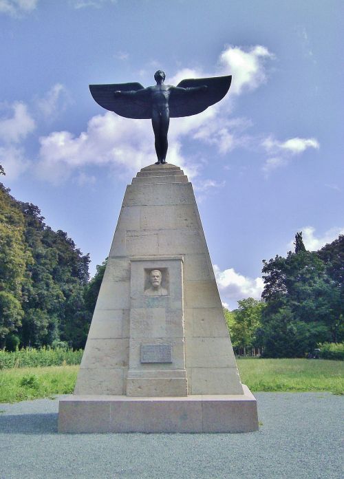 monument otto liienthal aviation pioneer