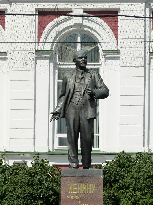 monument lenin russia