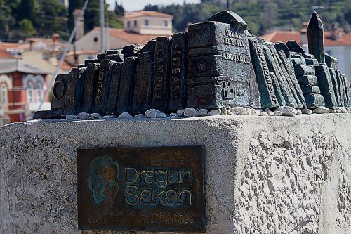 monument pedestal dragan sakan
