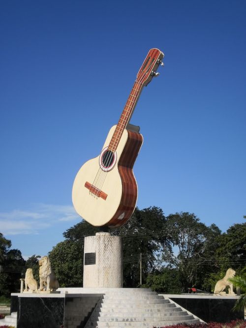 monument bandola colombia