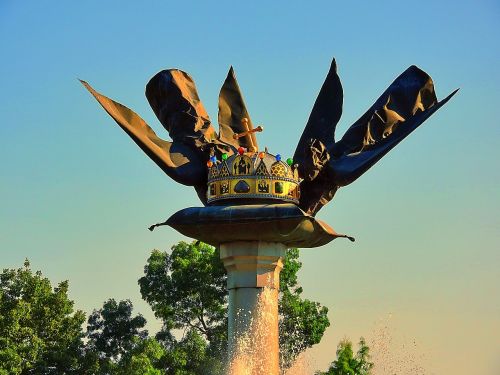 monument royal crown hungary