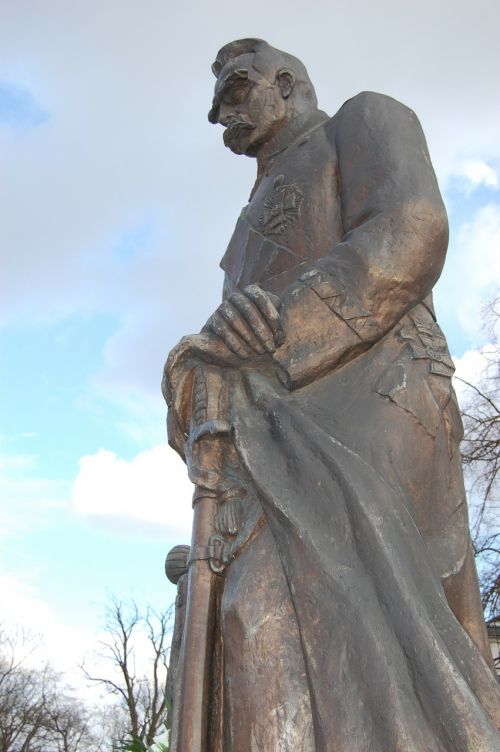 monument pilsudski character