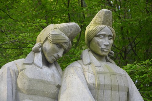 monument to the breton  pain of women sailors  architecture