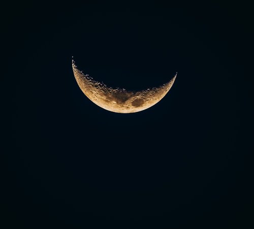 moon  waning  sky
