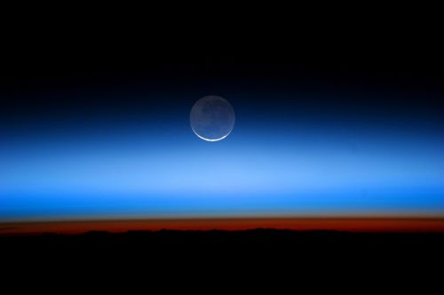 moon horizon atmosphere
