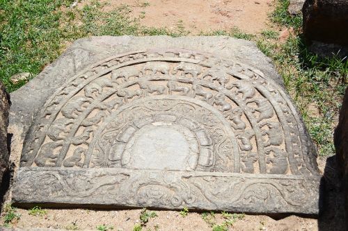 moonstone polonnaruwa ancient ruins