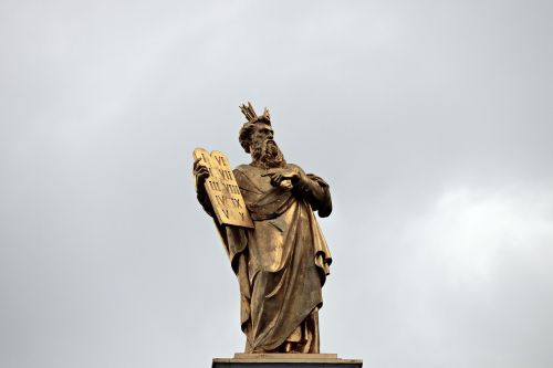 moses 10 commandments statue