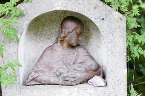 mother with child art sculpture