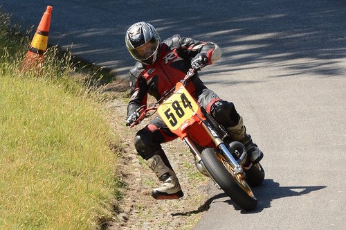 motorbike  leaning  hillclimb