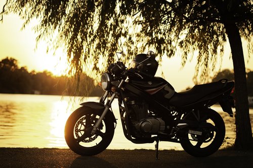 motorcycle  suzuki gs500  lake