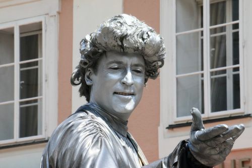 mozart live sculpture