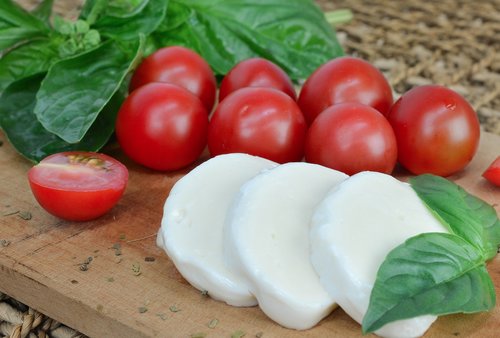 mozzarella  tomato  basil