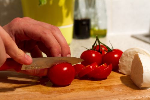 mozzarella tomatoes cut