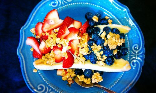 muesli blueberries strawberries