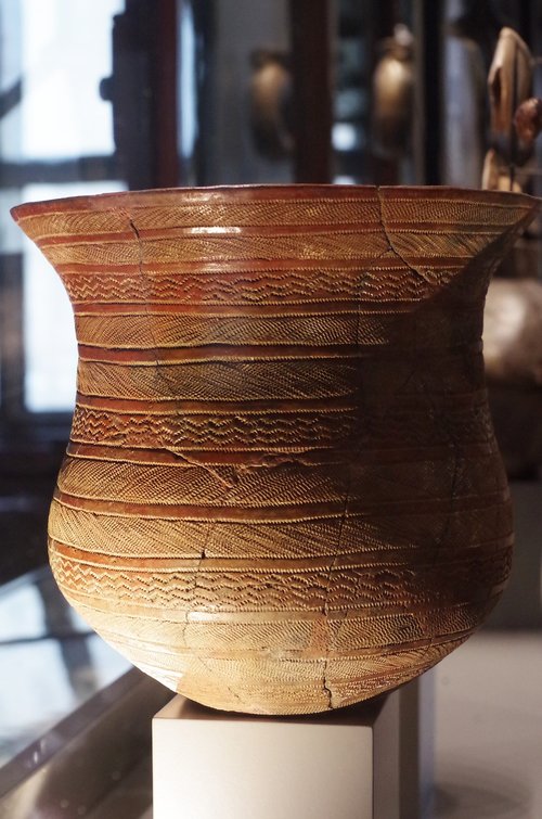 museum  container  vase