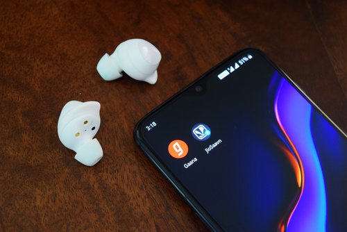music apps  earbuds  indian music apps