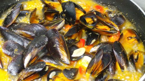 mussels soup bread