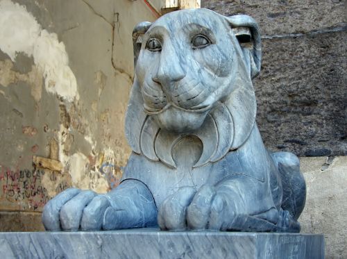 naples plazza-del-plébiscito lion