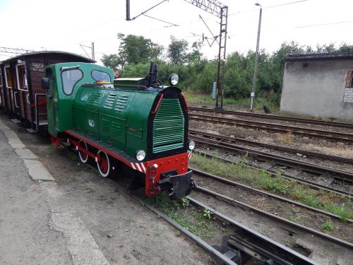 narrow-gauge railway train locomotive