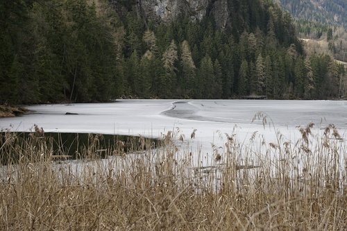 natural lake  to freeze