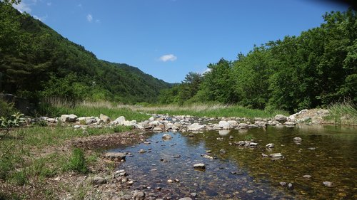 nature  the body of water  mountain