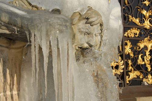 neptune fountain statue