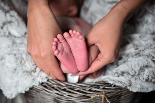 newborn baby feet toes