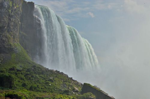 niagara falls water masses spray