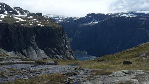 norway trolltunga mountains