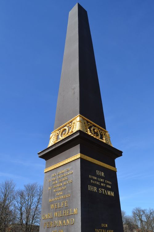 obelisk lion wall monument