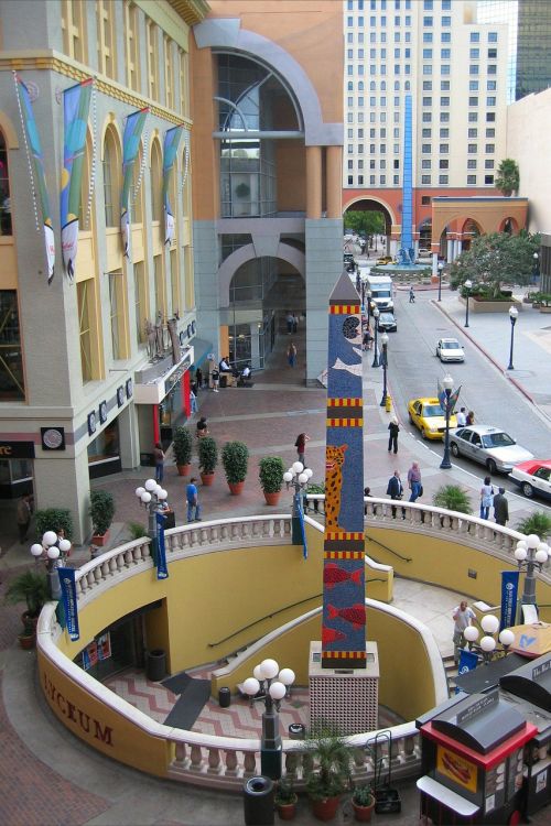 obelisk mall column