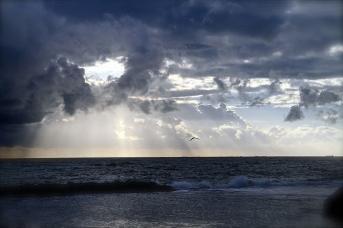 ocean horizon clouds