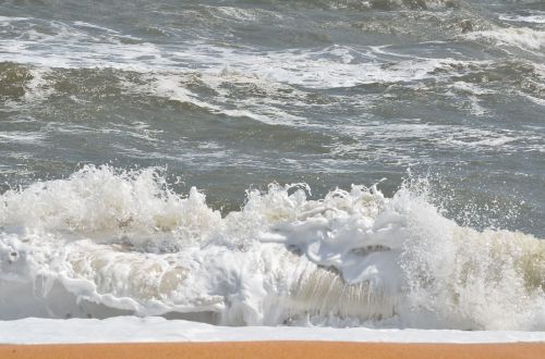 ocean waves foam