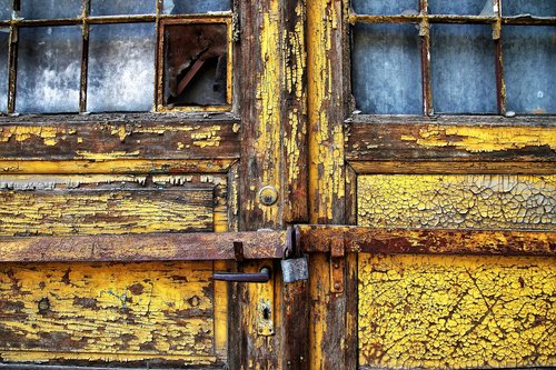 old  rust  the door