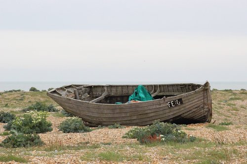 old boat  dungeness  abandoned