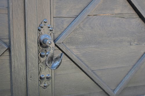 old door  doorknob  historic
