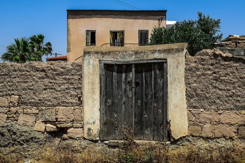 old house  abandoned  decay